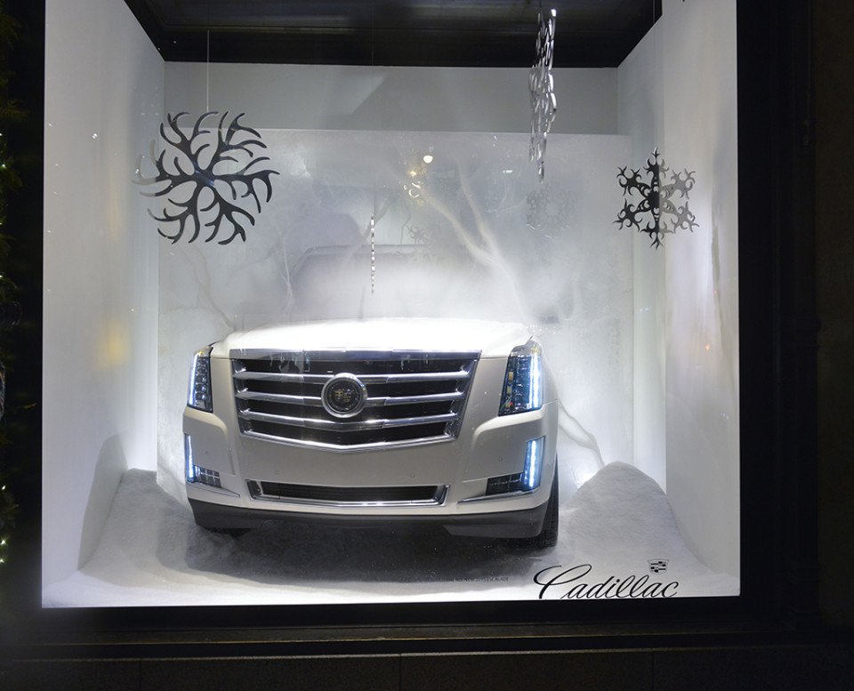 Luxury_best-window-displays_saks-fifth-avenue_2013_christmas_cadillac