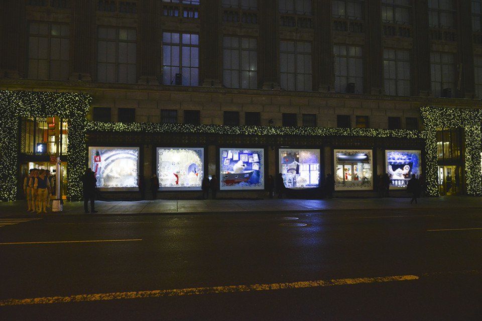 Luxury_window-displays_saks-fifth-avenue_2013_christmas_the-yeti-story_all