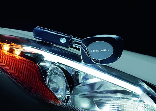 Luxury_Maserati-Mobile-Hi-Fi-Headphones-by-Bowers-Wilkins-car