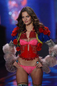 Luxuryretail_victorias_secret_fashion_week_2014-london-Barbara-Fialho