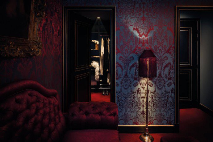 Luxuryretail_maison-souquet-junior-suite-red-carpet