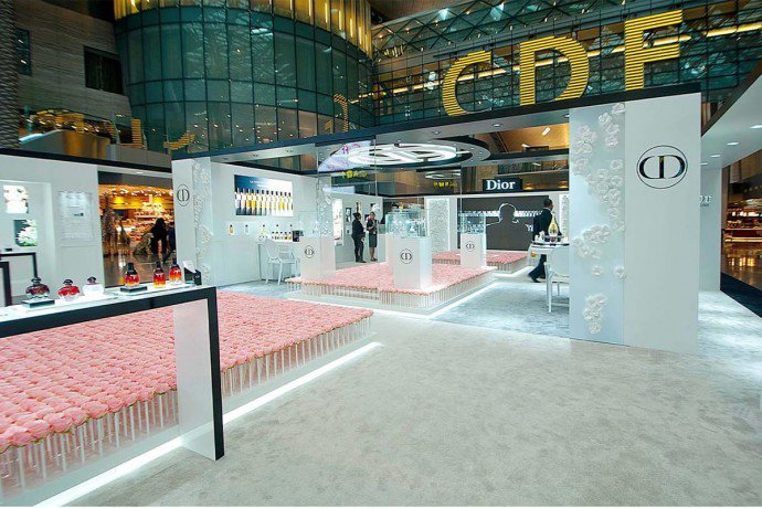Luxuryretail_diors-garden-6000-roses-doha-airport-stand