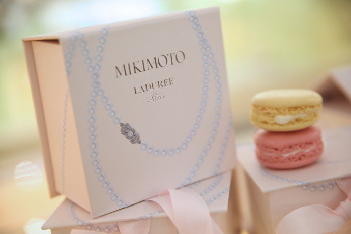 Luxuryretail_Laduree-x-Mikimoto-lychee-rose-macarons-box