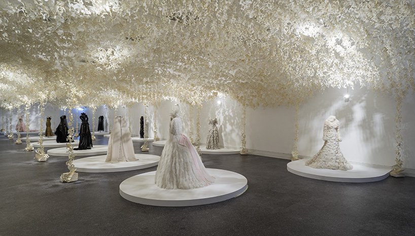 Luxuryretail_paper-palace-modemethode-exhibit-chanel-fendi-dress-floats-pedestal