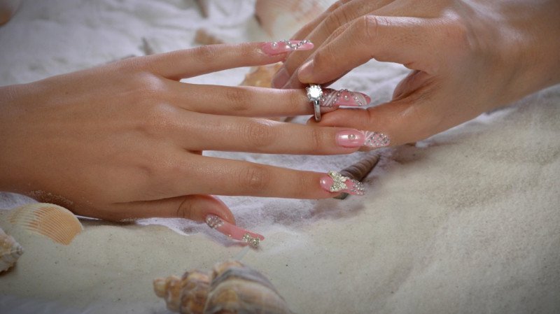 Luxuryretail_Luxury-Nail-Lounge-jewery