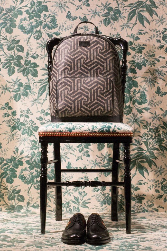 Luxuryretail_gucci-optical-window-designs-alessandro-michele-2016-cruise-collection-chair-green