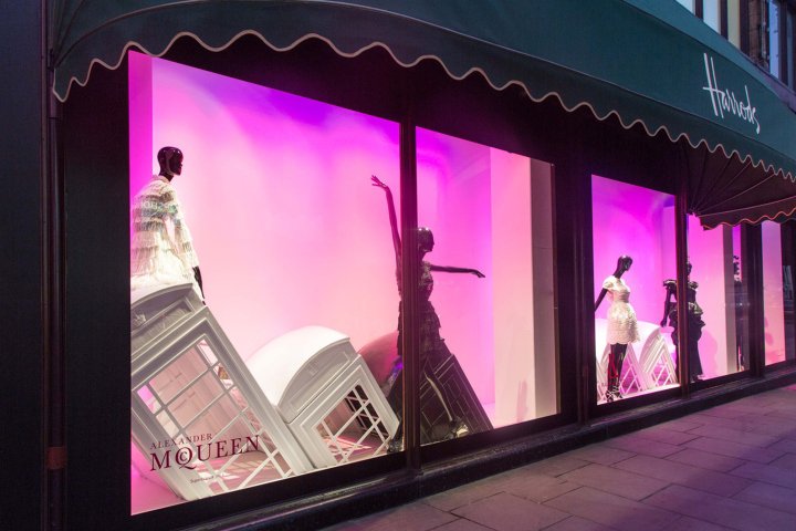 Luxuryretail_Harrods-London-Calling-windows-by-SFD-London-UK-cabine