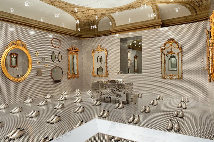 Luxuryretail_Thom-Browne-Selects-exhibition-at-Cooper-Hewitt-Smithsonian-Design-Museum-New-York-City-mirror-and-shoes