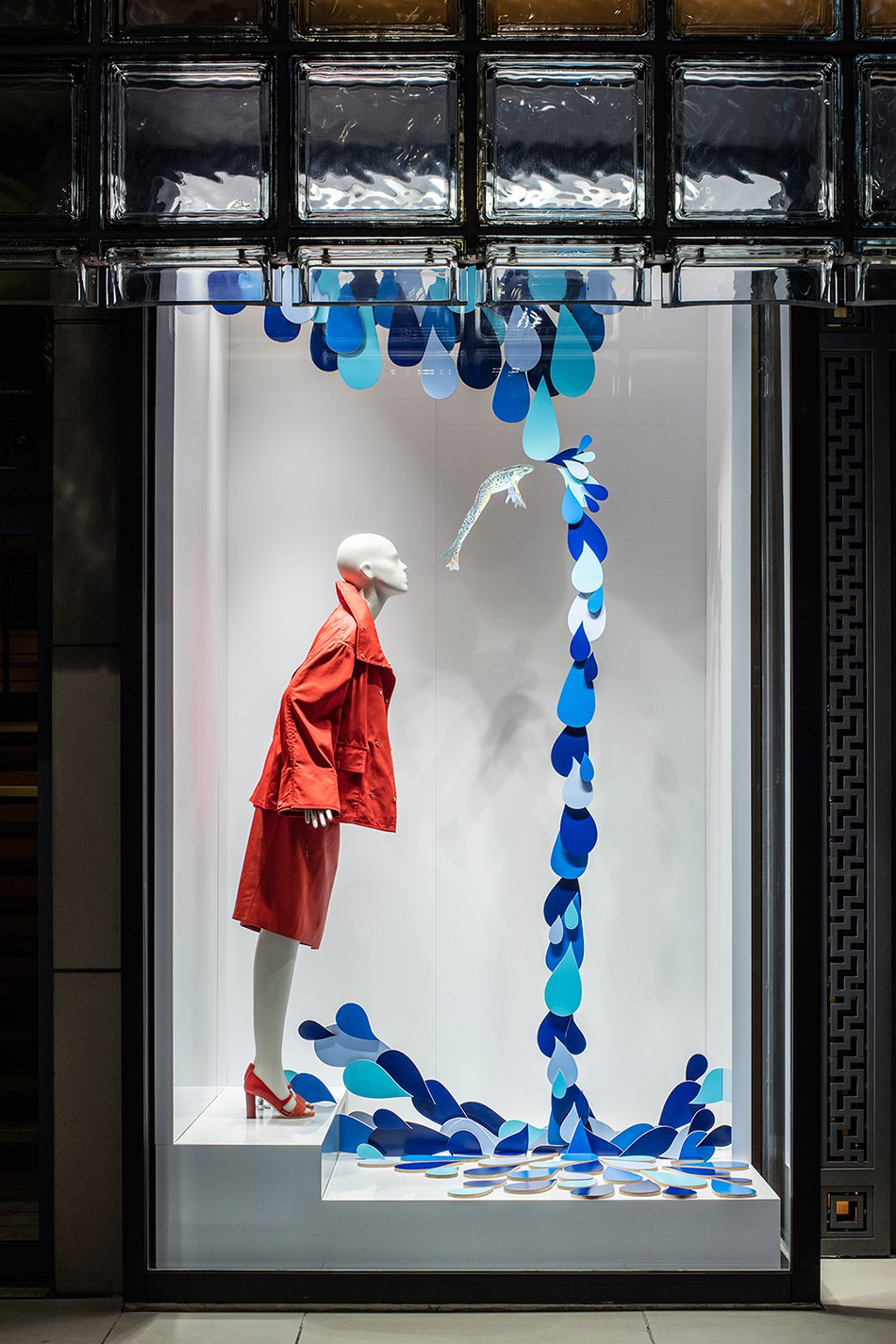 Luxuryretail_isabelle-daeron-window-display-maison-hermes-ginza-tokyo-making-waves-fish