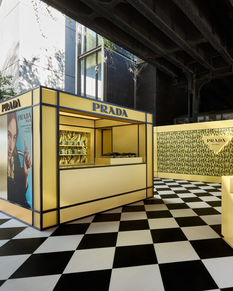 Pop up de Prada inspirada en plátanos